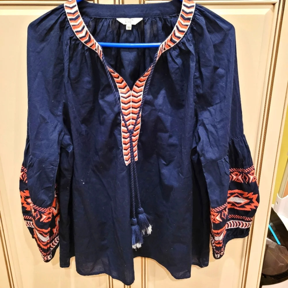 E36 CROWN & IVY: NAVY BLUE/PEACH/CREAM WOMENS SIZE LARGE TOP WITH FLARED SLEEVES